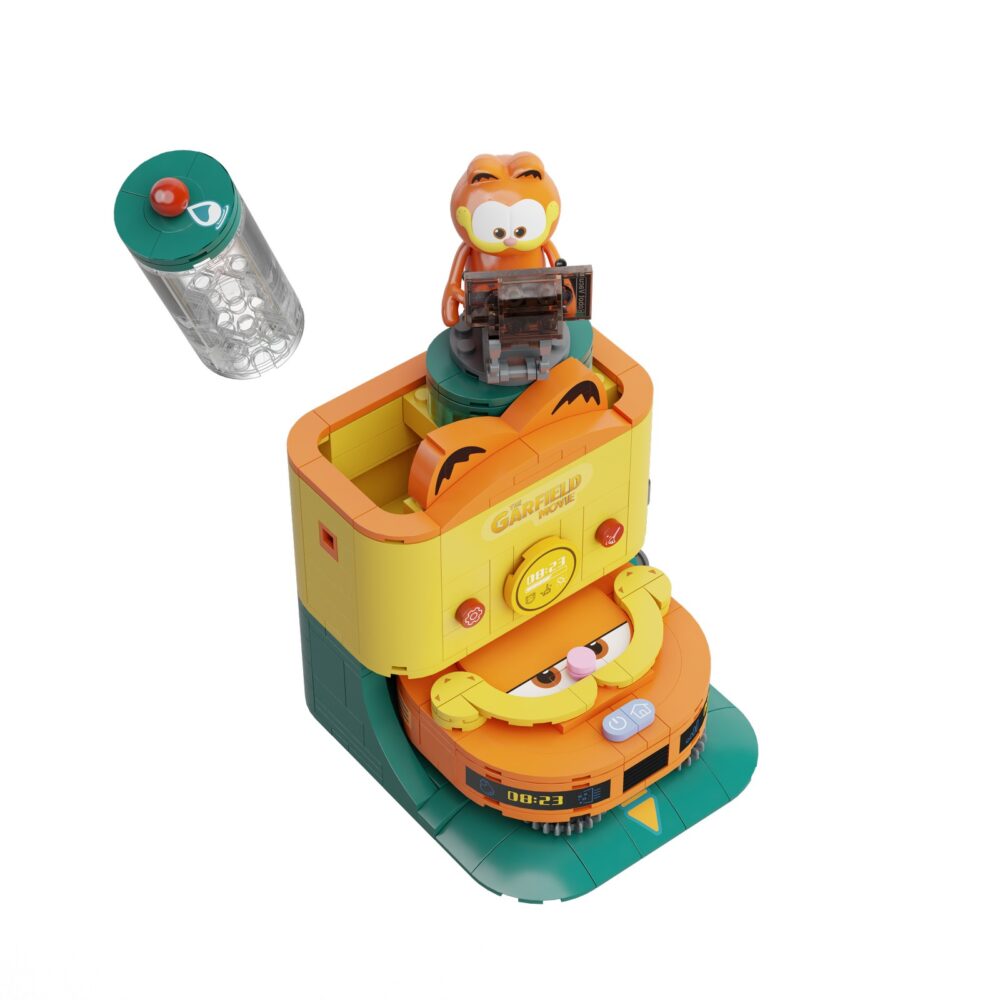 Robot vacuum set construccion garfield the movie fantastic machines series. Pantasy presenta, dentro de la colección fantastic machines series, este set de construcción de robot vacuum, basado en el personaje de la película “garfield”. Tiene unas medidas de 16,5 x 12 x 12 cm y está inspirado en un autentico robot aspirador. El set está formado por 304 piezas y requiere de 1 hora aproximadamente para su montaje. La figura de garfield se encuentra trabajando sobre la zona de carga del robot. Cuenta con un tanque de agua renovable extraíble y al tirar de la palanca, el robot aspirador con diseño de garfield sale disparado de la zona de carga. Edad mínima recomendada 6 años.