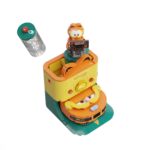 ROBOT VACUUM SET CONSTRUCCION GARFIELD THE MOVIE FANTASTIC MACHINES SERIES. Pantasy presenta, dentro de la colección Fantastic Machines Series, este set de construcción de Robot Vacuum, basado en el personaje de la película “Garfield”. Tiene unas medidas de 16,5 x 12 x 12 cm y está inspirado en un autentico robot aspirador. El set está formado por 304 piezas y requiere de 1 hora aproximadamente para su montaje. La figura de Garfield se encuentra trabajando sobre la zona de carga del robot. Cuenta con un tanque de agua renovable extraíble y al tirar de la palanca, el robot aspirador con diseño de Garfield sale disparado de la zona de carga. Edad mínima recomendada 6 años.