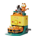 ROBOT VACUUM SET CONSTRUCCION GARFIELD THE MOVIE FANTASTIC MACHINES SERIES. Pantasy presenta, dentro de la colección Fantastic Machines Series, este set de construcción de Robot Vacuum, basado en el personaje de la película “Garfield”. Tiene unas medidas de 16,5 x 12 x 12 cm y está inspirado en un autentico robot aspirador. El set está formado por 304 piezas y requiere de 1 hora aproximadamente para su montaje. La figura de Garfield se encuentra trabajando sobre la zona de carga del robot. Cuenta con un tanque de agua renovable extraíble y al tirar de la palanca, el robot aspirador con diseño de Garfield sale disparado de la zona de carga. Edad mínima recomendada 6 años.