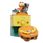 ROBOT VACUUM SET CONSTRUCCION GARFIELD THE MOVIE FANTASTIC MACHINES SERIES. Pantasy presenta, dentro de la colección Fantastic Machines Series, este set de construcción de Robot Vacuum, basado en el personaje de la película “Garfield”. Tiene unas medidas de 16,5 x 12 x 12 cm y está inspirado en un autentico robot aspirador. El set está formado por 304 piezas y requiere de 1 hora aproximadamente para su montaje. La figura de Garfield se encuentra trabajando sobre la zona de carga del robot. Cuenta con un tanque de agua renovable extraíble y al tirar de la palanca, el robot aspirador con diseño de Garfield sale disparado de la zona de carga. Edad mínima recomendada 6 años.
