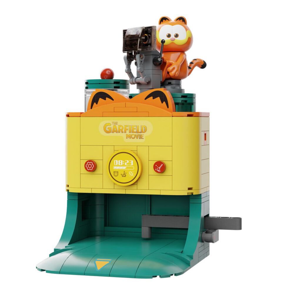 Robot vacuum set construccion garfield the movie fantastic machines series. Pantasy presenta, dentro de la colección fantastic machines series, este set de construcción de robot vacuum, basado en el personaje de la película “garfield”. Tiene unas medidas de 16,5 x 12 x 12 cm y está inspirado en un autentico robot aspirador. El set está formado por 304 piezas y requiere de 1 hora aproximadamente para su montaje. La figura de garfield se encuentra trabajando sobre la zona de carga del robot. Cuenta con un tanque de agua renovable extraíble y al tirar de la palanca, el robot aspirador con diseño de garfield sale disparado de la zona de carga. Edad mínima recomendada 6 años.