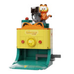ROBOT VACUUM SET CONSTRUCCION GARFIELD THE MOVIE FANTASTIC MACHINES SERIES. Pantasy presenta, dentro de la colección Fantastic Machines Series, este set de construcción de Robot Vacuum, basado en el personaje de la película “Garfield”. Tiene unas medidas de 16,5 x 12 x 12 cm y está inspirado en un autentico robot aspirador. El set está formado por 304 piezas y requiere de 1 hora aproximadamente para su montaje. La figura de Garfield se encuentra trabajando sobre la zona de carga del robot. Cuenta con un tanque de agua renovable extraíble y al tirar de la palanca, el robot aspirador con diseño de Garfield sale disparado de la zona de carga. Edad mínima recomendada 6 años.