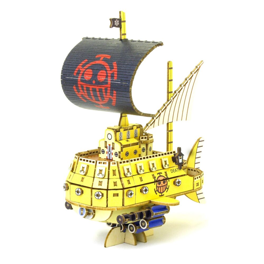 POLAR TANG SET MONTAJE ONE PIECE WA-GU-MI WOODEN ART. Sumérgete bajo las olas con el Polar Tang, el submarino de última generación de Trafalgar Law, el capitán de los Piratas de Heart. Este set de montaje de Kito Art, perteneciente a la colección wa-gu-mi Wooden Art, una vez montado tiene unas medidas de 16 x 13 x 8,5 cm y está basado en su aspecto en el anime "One Piece". El set está formado por 185 piezas de madera contrachapada precortadas por láster y pintadas, distribuidas en 3 paneles de 17 x 13 cm. Incluye manual de instrucciones. Se presenta en una caja con ranura para colgar en el punto de venta.