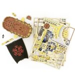 POLAR TANG SET MONTAJE ONE PIECE WA-GU-MI WOODEN ART. Sumérgete bajo las olas con el Polar Tang, el submarino de última generación de Trafalgar Law, el capitán de los Piratas de Heart. Este set de montaje de Kito Art, perteneciente a la colección wa-gu-mi Wooden Art, una vez montado tiene unas medidas de 16 x 13 x 8,5 cm y está basado en su aspecto en el anime "One Piece". El set está formado por 185 piezas de madera contrachapada precortadas por láster y pintadas, distribuidas en 3 paneles de 17 x 13 cm. Incluye manual de instrucciones. Se presenta en una caja con ranura para colgar en el punto de venta.