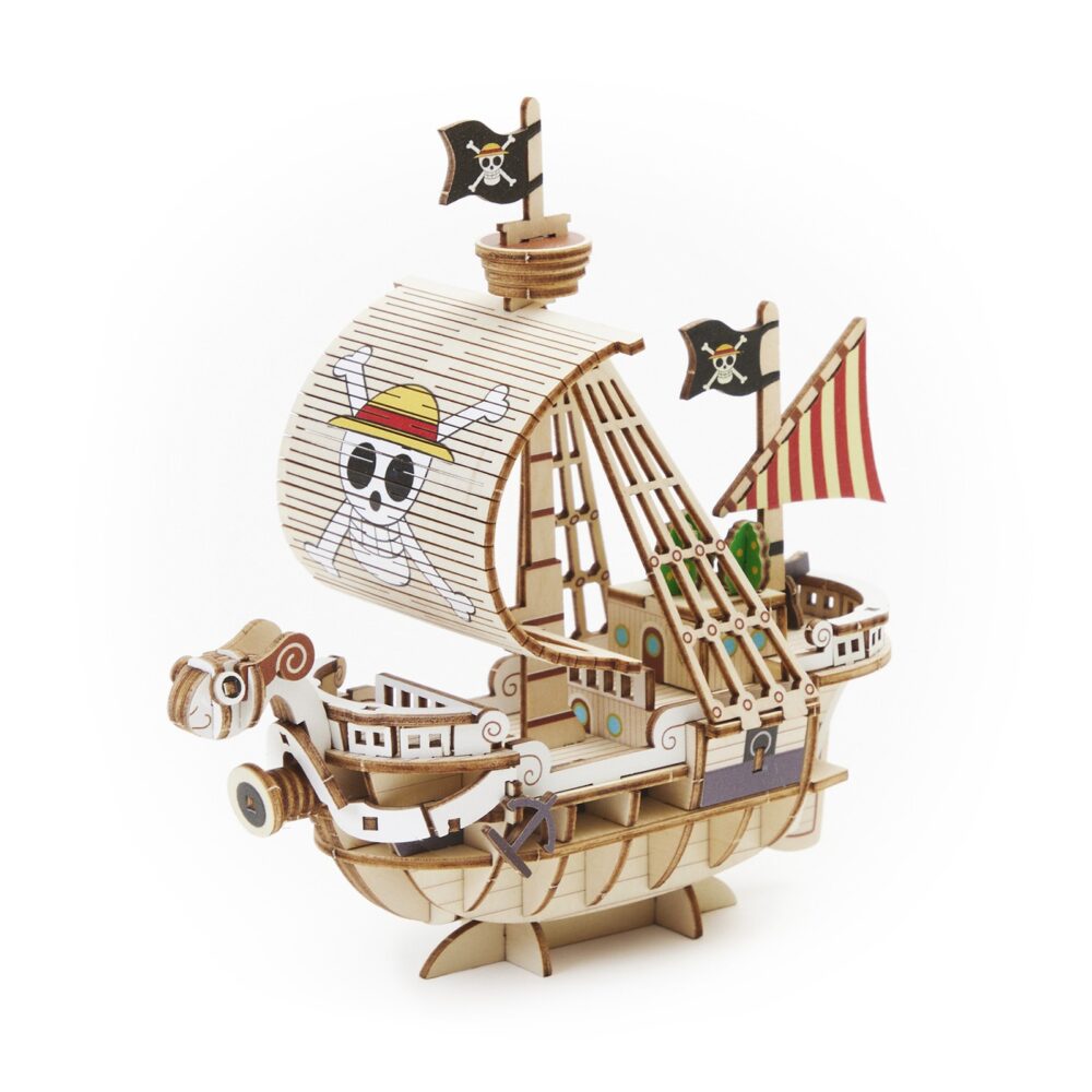 GOING MERRY SET MONTAJE 15,5 CM ONE PIECE WA-GU-MI WOODEN ART. Construye el Going Merry, el primer barco de los Piratas de Sombrero de Paja de "One Piece", y homenajea sus humildes comienzos con este set de montaje de la línea wa-gu-mi Wooden Art de Kito Art. El set está compuesto por 88 piezas de madera contrachapada precortadas por láser y pintadas, distribuidas en 3 paneles de 17x13 cm. Una vez encajadas todas las piezas, el barco tiene unas medidas de 15,5 x 14 x 6 cm. Incluye manual de instrucciones. Se presenta en una caja con ranura para colgar.