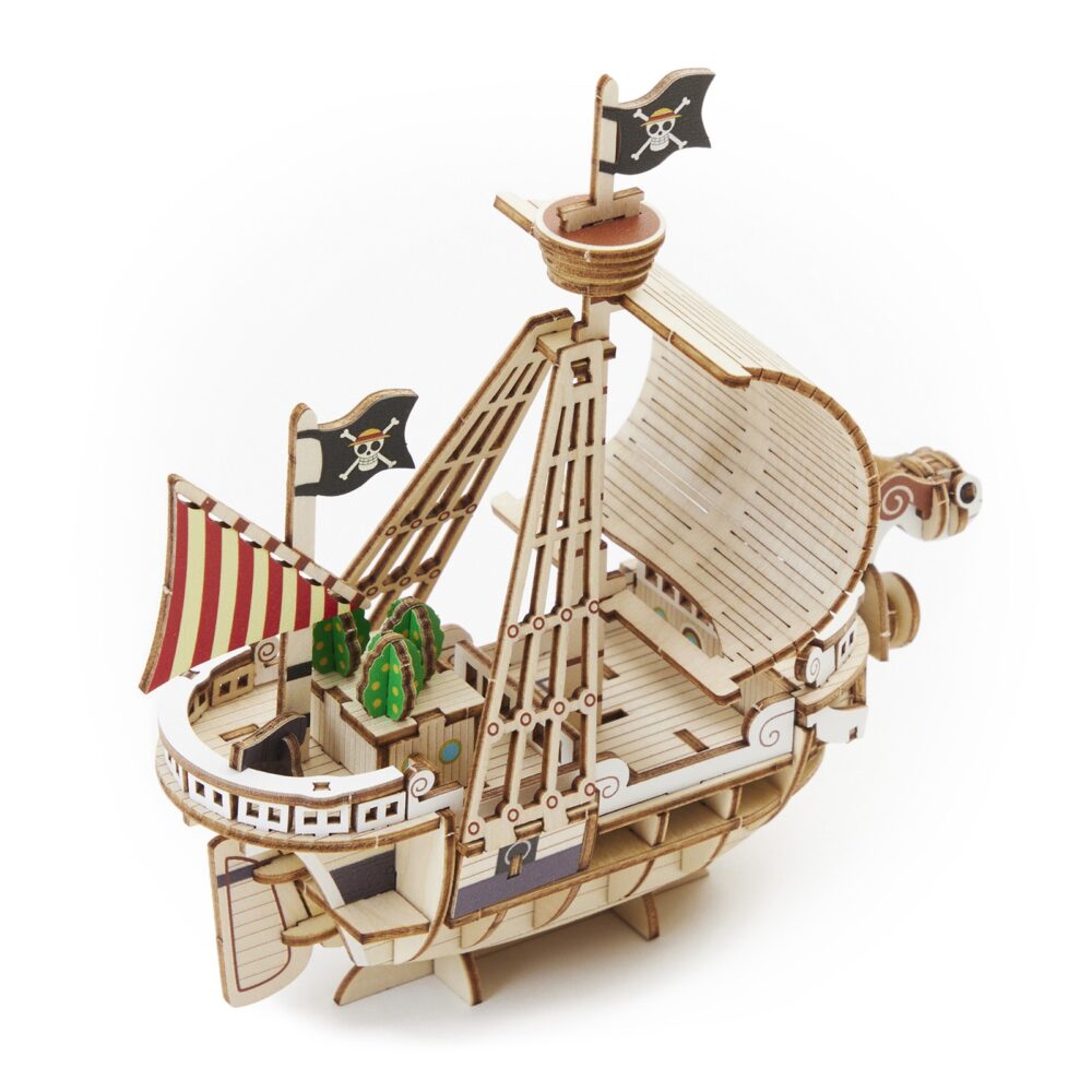 GOING MERRY SET MONTAJE 15,5 CM ONE PIECE WA-GU-MI WOODEN ART. Construye el Going Merry, el primer barco de los Piratas de Sombrero de Paja de "One Piece", y homenajea sus humildes comienzos con este set de montaje de la línea wa-gu-mi Wooden Art de Kito Art. El set está compuesto por 88 piezas de madera contrachapada precortadas por láser y pintadas, distribuidas en 3 paneles de 17x13 cm. Una vez encajadas todas las piezas, el barco tiene unas medidas de 15,5 x 14 x 6 cm. Incluye manual de instrucciones. Se presenta en una caja con ranura para colgar.