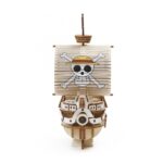 GOING MERRY SET MONTAJE 15,5 CM ONE PIECE WA-GU-MI WOODEN ART. Construye el Going Merry, el primer barco de los Piratas de Sombrero de Paja de "One Piece", y homenajea sus humildes comienzos con este set de montaje de la línea wa-gu-mi Wooden Art de Kito Art. El set está compuesto por 88 piezas de madera contrachapada precortadas por láser y pintadas, distribuidas en 3 paneles de 17x13 cm. Una vez encajadas todas las piezas, el barco tiene unas medidas de 15,5 x 14 x 6 cm. Incluye manual de instrucciones. Se presenta en una caja con ranura para colgar.