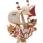 THOUSAND SUNNY SET MONTAJE ONE PIECE WA-GU-MI WOODEN ART. Kito Art presenta, dentro de la línea wa-gu-mi Wooden Art, este set de montaje inspirado en el emblemático barco de la tripulación de Luffy, el Thousand Sunny. Una vez montado tiene unas medidas de 14,5 x 13 x 6,5 cm y está basado en su aspecto en el anime "One Piece". El set está formado por 135 piezas de madera contrachapada precortadas con láser y pintadas, distribuidas en 3 paneles de 17x13 cm. Incluye manual de instrucciones.