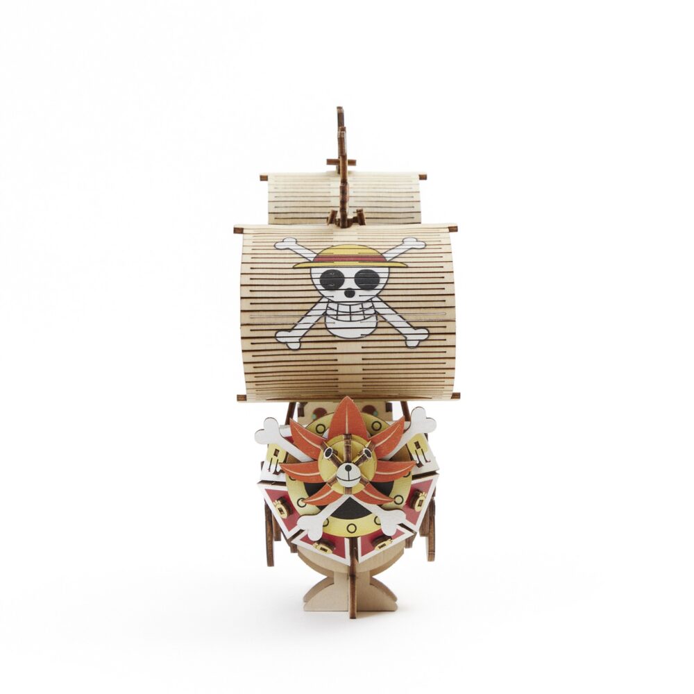 THOUSAND SUNNY SET MONTAJE ONE PIECE WA-GU-MI WOODEN ART. Kito Art presenta, dentro de la línea wa-gu-mi Wooden Art, este set de montaje inspirado en el emblemático barco de la tripulación de Luffy, el Thousand Sunny. Una vez montado tiene unas medidas de 14,5 x 13 x 6,5 cm y está basado en su aspecto en el anime "One Piece". El set está formado por 135 piezas de madera contrachapada precortadas con láser y pintadas, distribuidas en 3 paneles de 17x13 cm. Incluye manual de instrucciones.