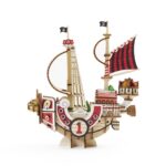 THOUSAND SUNNY SET MONTAJE ONE PIECE WA-GU-MI WOODEN ART. Kito Art presenta, dentro de la línea wa-gu-mi Wooden Art, este set de montaje inspirado en el emblemático barco de la tripulación de Luffy, el Thousand Sunny. Una vez montado tiene unas medidas de 14,5 x 13 x 6,5 cm y está basado en su aspecto en el anime "One Piece". El set está formado por 135 piezas de madera contrachapada precortadas con láser y pintadas, distribuidas en 3 paneles de 17x13 cm. Incluye manual de instrucciones.