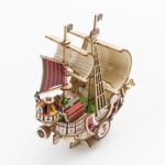 THOUSAND SUNNY SET MONTAJE ONE PIECE WA-GU-MI WOODEN ART. Kito Art presenta, dentro de la línea wa-gu-mi Wooden Art, este set de montaje inspirado en el emblemático barco de la tripulación de Luffy, el Thousand Sunny. Una vez montado tiene unas medidas de 14,5 x 13 x 6,5 cm y está basado en su aspecto en el anime "One Piece". El set está formado por 135 piezas de madera contrachapada precortadas con láser y pintadas, distribuidas en 3 paneles de 17x13 cm. Incluye manual de instrucciones.