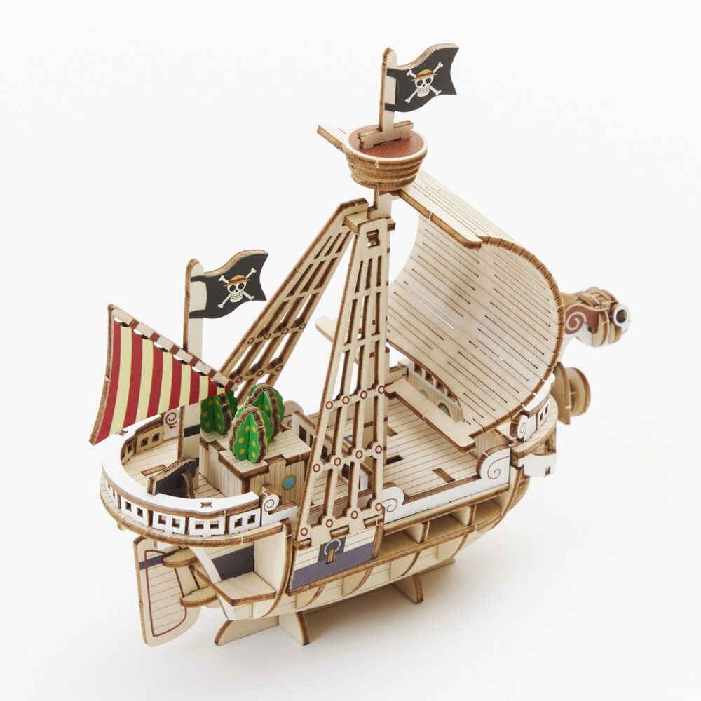 Thousand sunny set montaje one piece wa-gu-mi wooden art. Kito art presenta, dentro de la línea wa-gu-mi wooden art, este set de montaje inspirado en el emblemático barco de la tripulación de luffy, el thousand sunny. Una vez montado tiene unas medidas de 14,5 x 13 x 6,5 cm y está basado en su aspecto en el anime "one piece". El set está formado por 135 piezas de madera contrachapada precortadas con láser y pintadas, distribuidas en 3 paneles de 17x13 cm. Incluye manual de instrucciones.