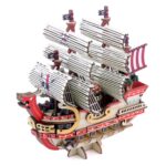 RED FORCE SET MONTAJE ONE PIECE WA-GU-MI WOODEN ART. El Red Force, legendario navío de los Piratas del Pelirrojo cuyo capitán es Shanks, se erige como símbolo de fuerza y lealtad con este set de montaje. Una vez montado tiene unas medidas de 14 x 14 x 7 cm y está basado en su aparición en el anime "One Piece". El set de la colección wa-gu-mi Wooden Art de Kito Art está formado por 183 piezas de madera contrachapada precortadas por láser y pintadas, distribuidas en 4 paneles de 17 x 13 cm. Incluye manual de instrucciones. Se presenta en una caja con ranura para colgar en el punto de venta.
