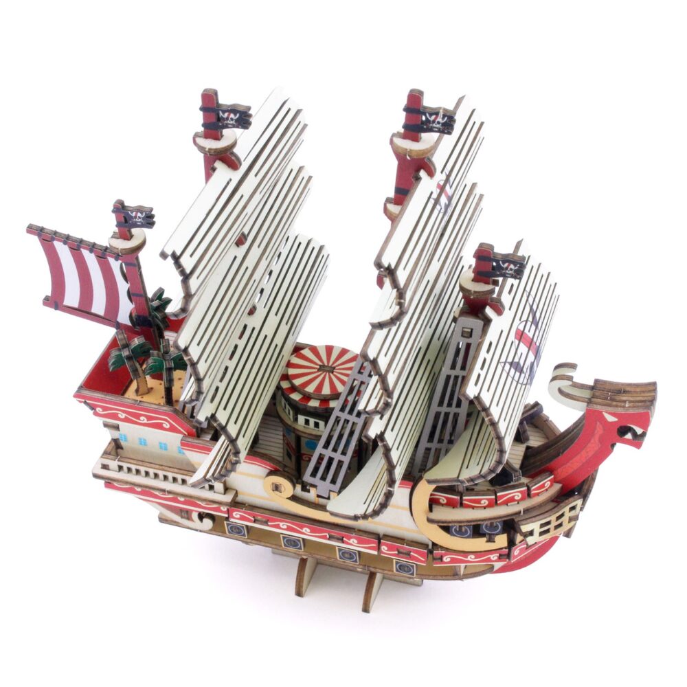 RED FORCE SET MONTAJE ONE PIECE WA-GU-MI WOODEN ART. El Red Force, legendario navío de los Piratas del Pelirrojo cuyo capitán es Shanks, se erige como símbolo de fuerza y lealtad con este set de montaje. Una vez montado tiene unas medidas de 14 x 14 x 7 cm y está basado en su aparición en el anime "One Piece". El set de la colección wa-gu-mi Wooden Art de Kito Art está formado por 183 piezas de madera contrachapada precortadas por láser y pintadas, distribuidas en 4 paneles de 17 x 13 cm. Incluye manual de instrucciones. Se presenta en una caja con ranura para colgar en el punto de venta.