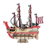RED FORCE SET MONTAJE ONE PIECE WA-GU-MI WOODEN ART. El Red Force, legendario navío de los Piratas del Pelirrojo cuyo capitán es Shanks, se erige como símbolo de fuerza y lealtad con este set de montaje. Una vez montado tiene unas medidas de 14 x 14 x 7 cm y está basado en su aparición en el anime "One Piece". El set de la colección wa-gu-mi Wooden Art de Kito Art está formado por 183 piezas de madera contrachapada precortadas por láser y pintadas, distribuidas en 4 paneles de 17 x 13 cm. Incluye manual de instrucciones. Se presenta en una caja con ranura para colgar en el punto de venta.