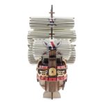 RED FORCE SET MONTAJE ONE PIECE WA-GU-MI WOODEN ART. El Red Force, legendario navío de los Piratas del Pelirrojo cuyo capitán es Shanks, se erige como símbolo de fuerza y lealtad con este set de montaje. Una vez montado tiene unas medidas de 14 x 14 x 7 cm y está basado en su aparición en el anime "One Piece". El set de la colección wa-gu-mi Wooden Art de Kito Art está formado por 183 piezas de madera contrachapada precortadas por láser y pintadas, distribuidas en 4 paneles de 17 x 13 cm. Incluye manual de instrucciones. Se presenta en una caja con ranura para colgar en el punto de venta.