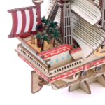 RED FORCE SET MONTAJE ONE PIECE WA-GU-MI WOODEN ART. El Red Force, legendario navío de los Piratas del Pelirrojo cuyo capitán es Shanks, se erige como símbolo de fuerza y lealtad con este set de montaje. Una vez montado tiene unas medidas de 14 x 14 x 7 cm y está basado en su aparición en el anime "One Piece". El set de la colección wa-gu-mi Wooden Art de Kito Art está formado por 183 piezas de madera contrachapada precortadas por láser y pintadas, distribuidas en 4 paneles de 17 x 13 cm. Incluye manual de instrucciones. Se presenta en una caja con ranura para colgar en el punto de venta.