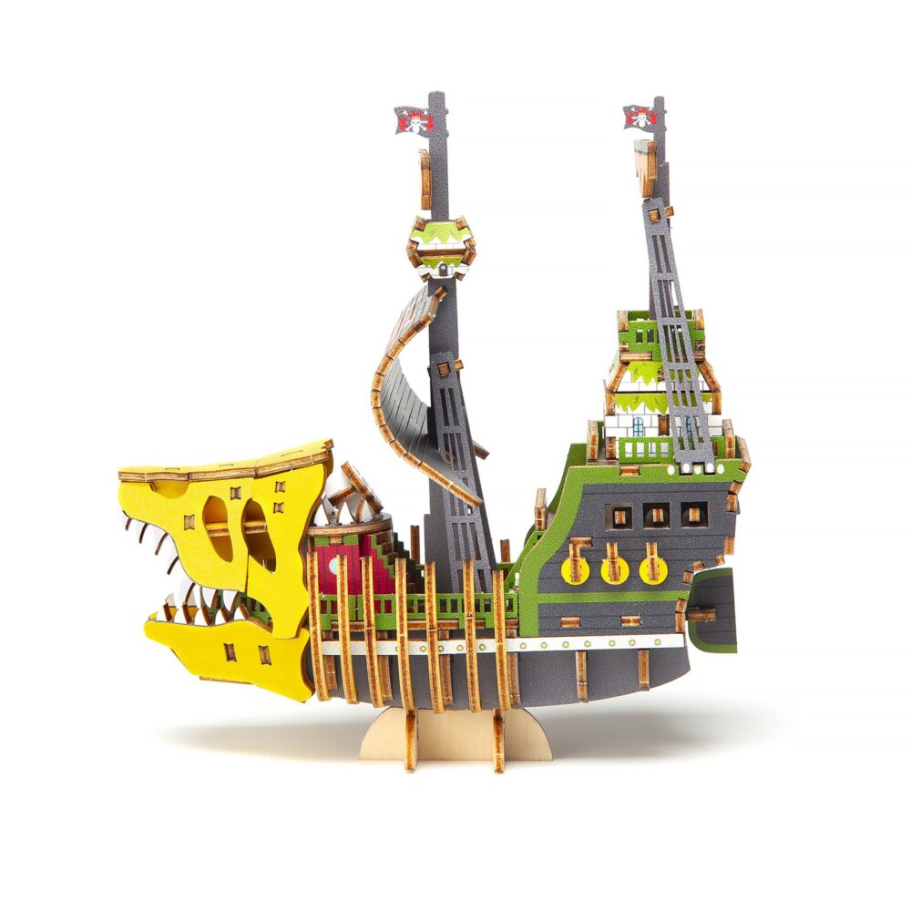 Victoria punk set montaje one piece wa-gu-mi wooden art. Kito art presenta, dentro de la colección wa-gu-mi wooden art, este set de montaje del barco de los piratas de kid, el victoria punk. Una vez montado tiene unas medidas de 13,5 x 12,5 x 7 cm y está basado en su aspecto en el anime "one piece". El set está formado por 188 piezas de madera contrachapada precortadas por láster y pintadas, distribuidas en 4 paneles de 17 x 13 cm. I ncluye manual de instrucciones. Se presenta en una caja con ranura para colgar en el punto de venta.