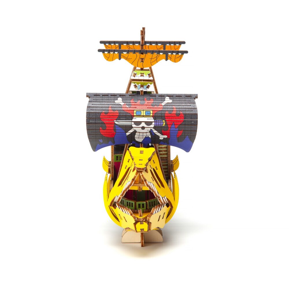 Victoria punk set montaje one piece wa-gu-mi wooden art. Kito art presenta, dentro de la colección wa-gu-mi wooden art, este set de montaje del barco de los piratas de kid, el victoria punk. Una vez montado tiene unas medidas de 13,5 x 12,5 x 7 cm y está basado en su aspecto en el anime "one piece". El set está formado por 188 piezas de madera contrachapada precortadas por láster y pintadas, distribuidas en 4 paneles de 17 x 13 cm. I ncluye manual de instrucciones. Se presenta en una caja con ranura para colgar en el punto de venta.