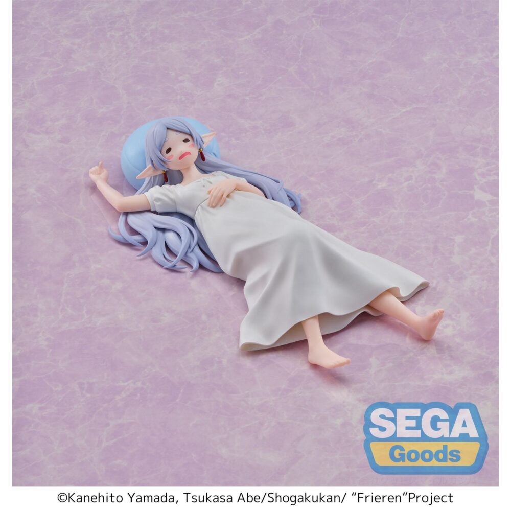 Yumemirize frieren nap frieren: beyond journey´s end. Sega lanza esta figura de frieren que perteneciente a la colección yumemirize.   basada en su personaje del anime "frieren: beyond journey's end", esta figura de pvc muestra a la elfa recostada, en una representación serena y entrañable, ideal para exhibir en posición horizontal.   tiene una longitud de 21 cm y una altura aproximada de 5,5 cm.   se puede exponer junto a fern nap version figura 12 cm frieren: beyond journey's end yumemirize (se vende por separado).