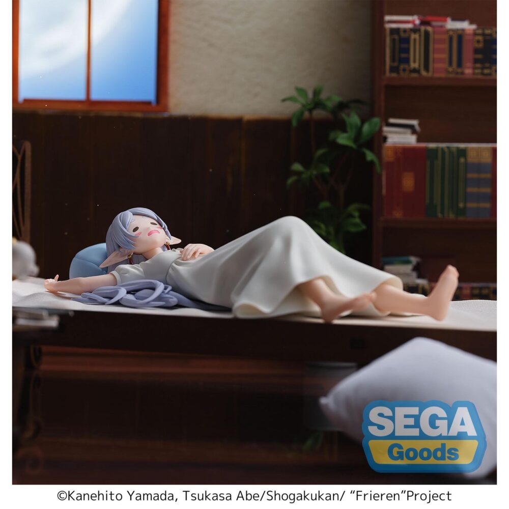 Yumemirize frieren nap frieren: beyond journey´s end. Sega lanza esta figura de frieren que perteneciente a la colección yumemirize.   basada en su personaje del anime "frieren: beyond journey's end", esta figura de pvc muestra a la elfa recostada, en una representación serena y entrañable, ideal para exhibir en posición horizontal.   tiene una longitud de 21 cm y una altura aproximada de 5,5 cm.   se puede exponer junto a fern nap version figura 12 cm frieren: beyond journey's end yumemirize (se vende por separado).