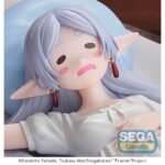 YUMEMIRIZE FRIEREN NAP FRIEREN: BEYOND JOURNEY´S END. Sega lanza esta figura de Frieren que perteneciente a la colección Yumemirize.  Basada en su personaje del anime "Frieren: Beyond Journey's End", esta figura de PVC muestra a la elfa recostada, en una representación serena y entrañable, ideal para exhibir en posición horizontal.  Tiene una longitud de 21 cm y una altura aproximada de 5,5 cm.  Se puede exponer junto a FERN NAP VERSION FIGURA 12 CM FRIEREN: BEYOND JOURNEY'S END YUMEMIRIZE (se vende por separado).