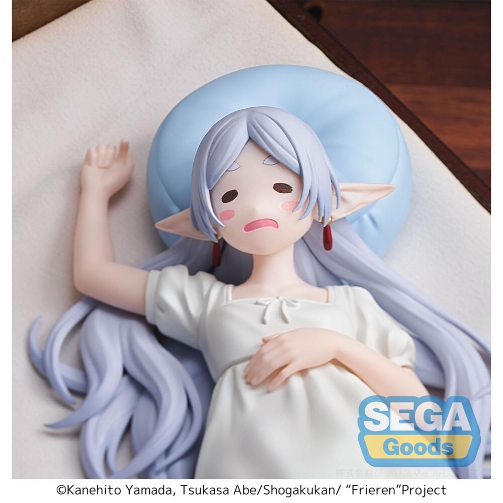Yumemirize frieren nap frieren: beyond journey´s end. Sega lanza esta figura de frieren que perteneciente a la colección yumemirize.   basada en su personaje del anime "frieren: beyond journey's end", esta figura de pvc muestra a la elfa recostada, en una representación serena y entrañable, ideal para exhibir en posición horizontal.   tiene una longitud de 21 cm y una altura aproximada de 5,5 cm.   se puede exponer junto a fern nap version figura 12 cm frieren: beyond journey's end yumemirize (se vende por separado).