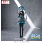 SHUTTERED SEKAI HATSUNE MIKU COLORFUL STAGE! THE MOVIE: A MIKU WHO CAN´T SING ESTATUA LUMINASTA. Sega presenta a Hatsune Miku en su versión Shuttered SEKAI, basada en la película "COLORFUL STAGE! The Movie: A Miku Who Can't Sing". Esta figura de la línea Luminasta mide aproximadamente 20 cm de alto y está fabricada en PVC. Su diseño refleja un tono introspectivo.