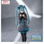 SHUTTERED SEKAI HATSUNE MIKU COLORFUL STAGE! THE MOVIE: A MIKU WHO CAN´T SING ESTATUA LUMINASTA. Sega presenta a Hatsune Miku en su versión Shuttered SEKAI, basada en la película "COLORFUL STAGE! The Movie: A Miku Who Can't Sing". Esta figura de la línea Luminasta mide aproximadamente 20 cm de alto y está fabricada en PVC. Su diseño refleja un tono introspectivo.