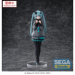 SHUTTERED SEKAI HATSUNE MIKU COLORFUL STAGE! THE MOVIE: A MIKU WHO CAN´T SING ESTATUA LUMINASTA. Sega presenta a Hatsune Miku en su versión Shuttered SEKAI, basada en la película "COLORFUL STAGE! The Movie: A Miku Who Can't Sing". Esta figura de la línea Luminasta mide aproximadamente 20 cm de alto y está fabricada en PVC. Su diseño refleja un tono introspectivo.