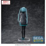 SHUTTERED SEKAI HATSUNE MIKU COLORFUL STAGE! THE MOVIE: A MIKU WHO CAN´T SING ESTATUA LUMINASTA. Sega presenta a Hatsune Miku en su versión Shuttered SEKAI, basada en la película "COLORFUL STAGE! The Movie: A Miku Who Can't Sing". Esta figura de la línea Luminasta mide aproximadamente 20 cm de alto y está fabricada en PVC. Su diseño refleja un tono introspectivo.