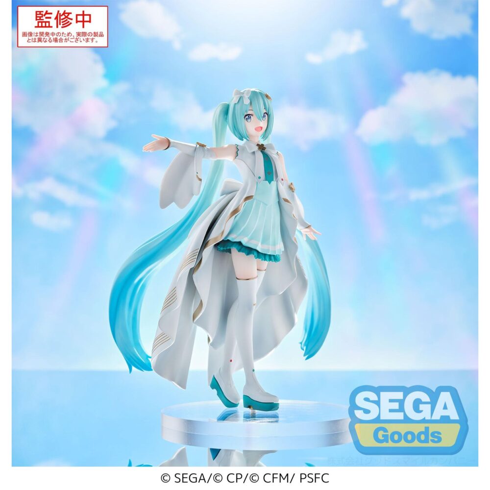 Unshuttered sekai hatsune miku colorful stage! The movie: a miku who can´t sing estatua luminasta. Sega presenta a hatsune miku en su versión unshuttered sekai, basada en su aparición en la película "colorful stage! The movie: a miku who can't sing". Esta figura de pvc pertenece a la línea luminasta, mide 20 cm de alto y presenta una pose abierta y expresiva, reflejando la esperanza del personaje en su transformación.