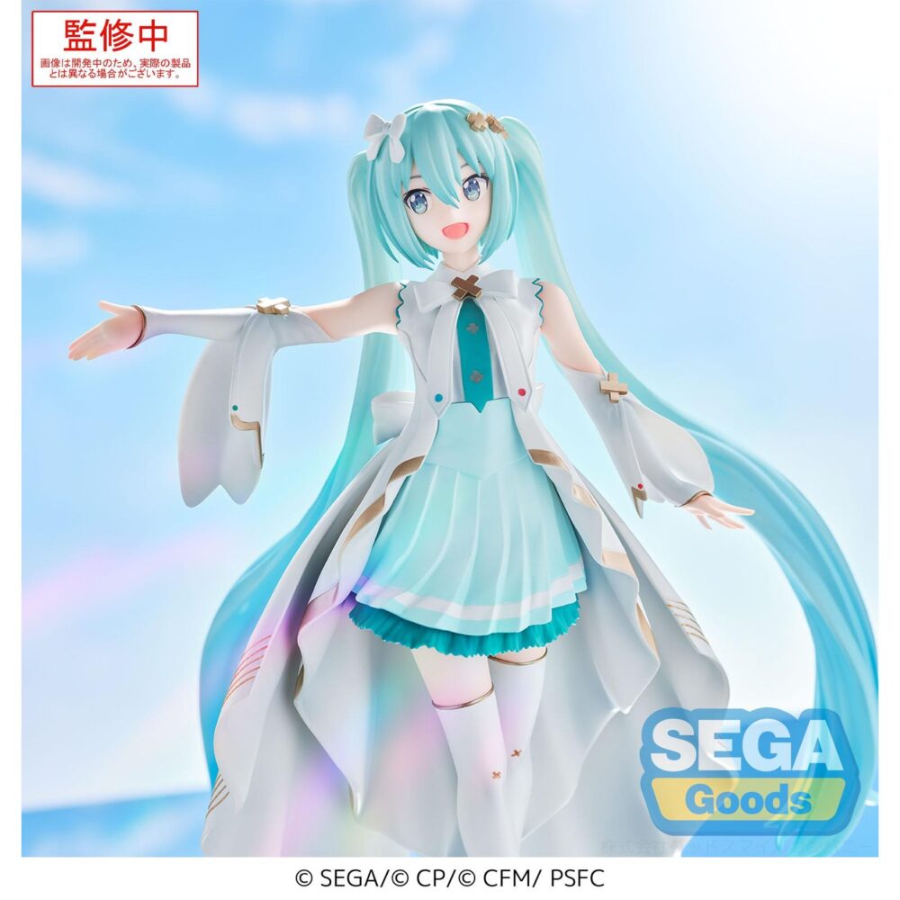 Unshuttered sekai hatsune miku colorful stage! The movie: a miku who can´t sing estatua luminasta. Sega presenta a hatsune miku en su versión unshuttered sekai, basada en su aparición en la película "colorful stage! The movie: a miku who can't sing". Esta figura de pvc pertenece a la línea luminasta, mide 20 cm de alto y presenta una pose abierta y expresiva, reflejando la esperanza del personaje en su transformación.