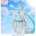 UNSHUTTERED SEKAI HATSUNE MIKU COLORFUL STAGE! THE MOVIE: A MIKU WHO CAN´T SING ESTATUA LUMINASTA. Sega presenta a Hatsune Miku en su versión Unshuttered SEKAI, basada en su aparición en la película "COLORFUL STAGE! The Movie: A Miku Who Can't Sing". Esta figura de PVC pertenece a la línea Luminasta, mide 20 cm de alto y presenta una pose abierta y expresiva, reflejando la esperanza del personaje en su transformación.
