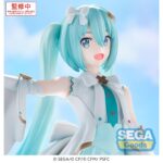 UNSHUTTERED SEKAI HATSUNE MIKU COLORFUL STAGE! THE MOVIE: A MIKU WHO CAN´T SING ESTATUA LUMINASTA. Sega presenta a Hatsune Miku en su versión Unshuttered SEKAI, basada en su aparición en la película "COLORFUL STAGE! The Movie: A Miku Who Can't Sing". Esta figura de PVC pertenece a la línea Luminasta, mide 20 cm de alto y presenta una pose abierta y expresiva, reflejando la esperanza del personaje en su transformación.