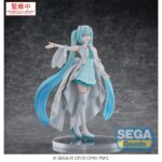 UNSHUTTERED SEKAI HATSUNE MIKU COLORFUL STAGE! THE MOVIE: A MIKU WHO CAN´T SING ESTATUA LUMINASTA. Sega presenta a Hatsune Miku en su versión Unshuttered SEKAI, basada en su aparición en la película "COLORFUL STAGE! The Movie: A Miku Who Can't Sing". Esta figura de PVC pertenece a la línea Luminasta, mide 20 cm de alto y presenta una pose abierta y expresiva, reflejando la esperanza del personaje en su transformación.