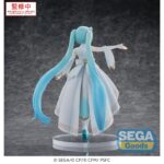 UNSHUTTERED SEKAI HATSUNE MIKU COLORFUL STAGE! THE MOVIE: A MIKU WHO CAN´T SING ESTATUA LUMINASTA. Sega presenta a Hatsune Miku en su versión Unshuttered SEKAI, basada en su aparición en la película "COLORFUL STAGE! The Movie: A Miku Who Can't Sing". Esta figura de PVC pertenece a la línea Luminasta, mide 20 cm de alto y presenta una pose abierta y expresiva, reflejando la esperanza del personaje en su transformación.