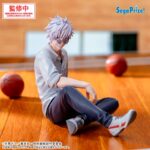SATORU GOJO JUJUTSU KAISEN HIDDEN INVENTORY PREMATURE DEATH YUMEMIRIZE. Sega presenta esta figura de Satoru Gojo, basada en su aparición en la película "Jujutsu Kaisen: Hidden Inventory / Premature Death". La figura, perteneciente a la colección Yumemirize, mide aproximadamente 12 cm de alto y está fabricada en PVC. Captura al personaje en una pose relajada pero carismática, ideal para exhibir en mesas o estanterías. Puedes exponerla junto a SUGURU GETO FIGURA 12 CM JUJUTSU KAISEN YUMEMIRIZE (se venden por separado).