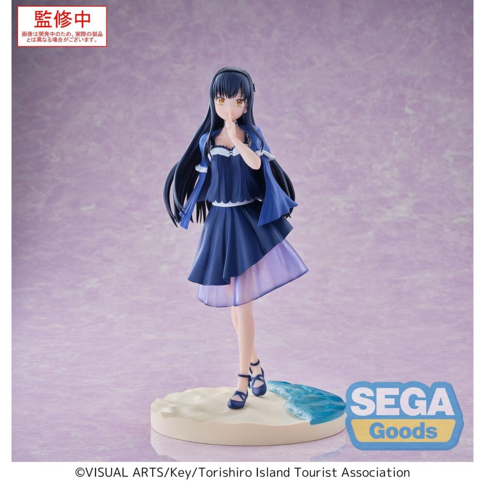 Kamome kushima summer pockets luminasta. Sega lanza, dentro de su línea luminasta, esta figura de kamome kushima inspirada en la aparición del personaje en la serie anime "summer pockets". Mide 17 cm de alto y está fabricada en pvc. La figura muestra al personaje en una pose relajada, capturando la atmósfera veraniega de la historia, sobre una base circular.