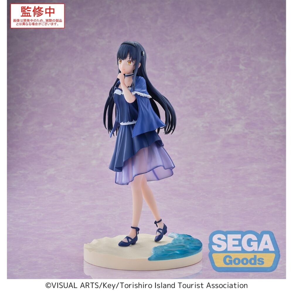Kamome kushima summer pockets luminasta. Sega lanza, dentro de su línea luminasta, esta figura de kamome kushima inspirada en la aparición del personaje en la serie anime "summer pockets". Mide 17 cm de alto y está fabricada en pvc. La figura muestra al personaje en una pose relajada, capturando la atmósfera veraniega de la historia, sobre una base circular.