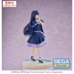 KAMOME KUSHIMA SUMMER POCKETS LUMINASTA. Sega lanza, dentro de su línea Luminasta, esta figura de Kamome Kushima inspirada en la aparición del personaje en la serie anime "Summer Pockets". Mide 17 cm de alto y está fabricada en PVC. La figura muestra al personaje en una pose relajada, capturando la atmósfera veraniega de la historia, sobre una base circular.