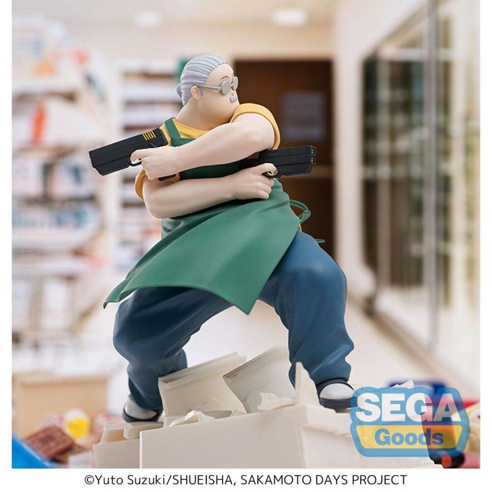 TARO SAKAMOTO SAKAMOTO DAYS LUMINASTA. Sega presenta a Taro Sakamoto con su uniforme de trabajo dentro de la línea Luminasta, basada en el personaje del anime "Sakamoto Days". La figura mide aproximadamente 21 cm de alto y está fabricada en PVC. Su diseño refleja el equilibrio entre la vida cotidiana y el pasado letal del personaje.