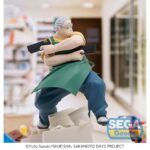 TARO SAKAMOTO SAKAMOTO DAYS LUMINASTA. Sega presenta a Taro Sakamoto con su uniforme de trabajo dentro de la línea Luminasta, basada en el personaje del anime "Sakamoto Days". La figura mide aproximadamente 21 cm de alto y está fabricada en PVC. Su diseño refleja el equilibrio entre la vida cotidiana y el pasado letal del personaje.