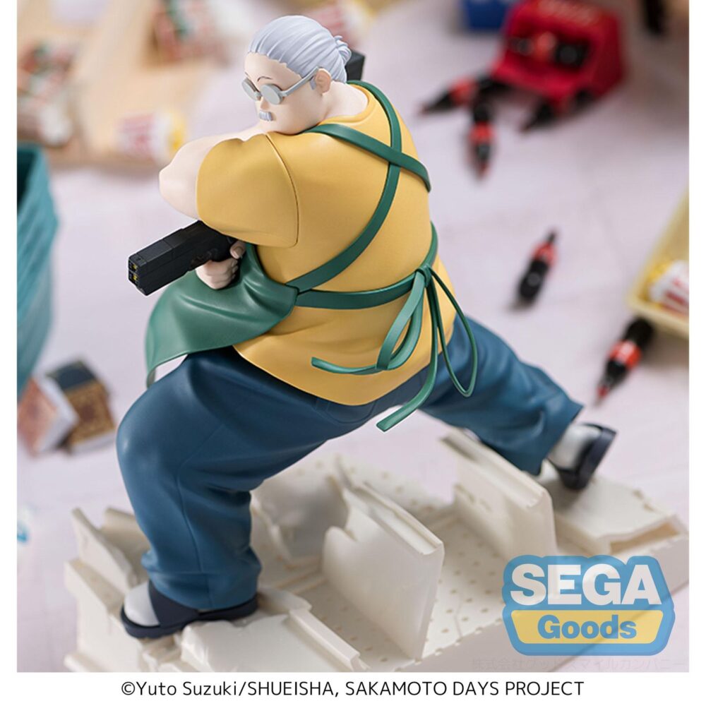 TARO SAKAMOTO SAKAMOTO DAYS LUMINASTA. Sega presenta a Taro Sakamoto con su uniforme de trabajo dentro de la línea Luminasta, basada en el personaje del anime "Sakamoto Days". La figura mide aproximadamente 21 cm de alto y está fabricada en PVC. Su diseño refleja el equilibrio entre la vida cotidiana y el pasado letal del personaje.