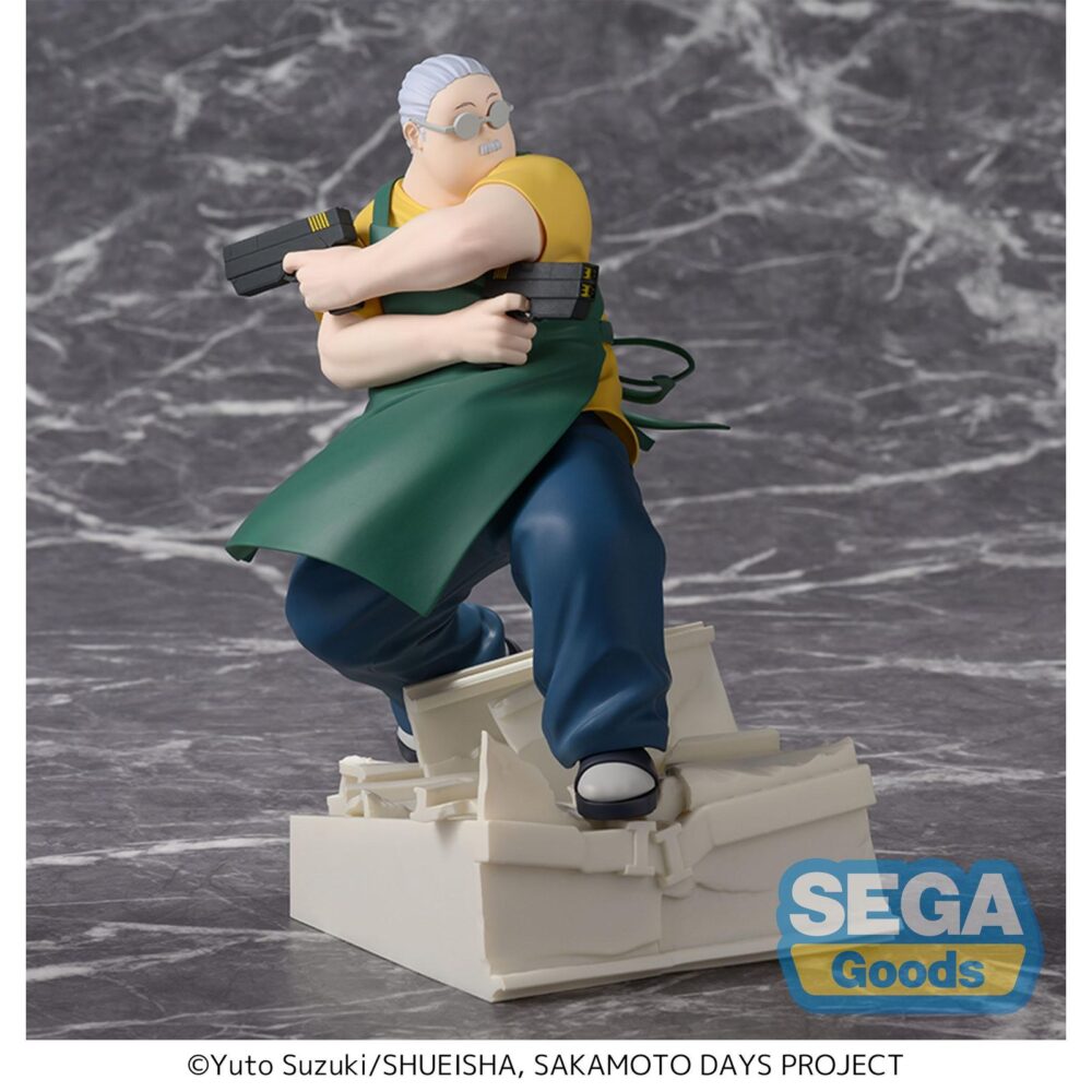 Taro sakamoto sakamoto days luminasta. Sega presenta a taro sakamoto con su uniforme de trabajo dentro de la línea luminasta, basada en el personaje del anime "sakamoto days". La figura mide aproximadamente 21 cm de alto y está fabricada en pvc. Su diseño refleja el equilibrio entre la vida cotidiana y el pasado letal del personaje.
