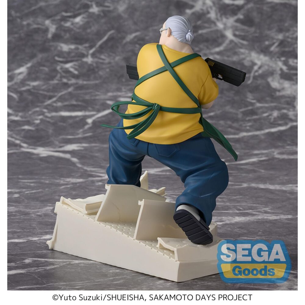 Taro sakamoto sakamoto days luminasta. Sega presenta a taro sakamoto con su uniforme de trabajo dentro de la línea luminasta, basada en el personaje del anime "sakamoto days". La figura mide aproximadamente 21 cm de alto y está fabricada en pvc. Su diseño refleja el equilibrio entre la vida cotidiana y el pasado letal del personaje.