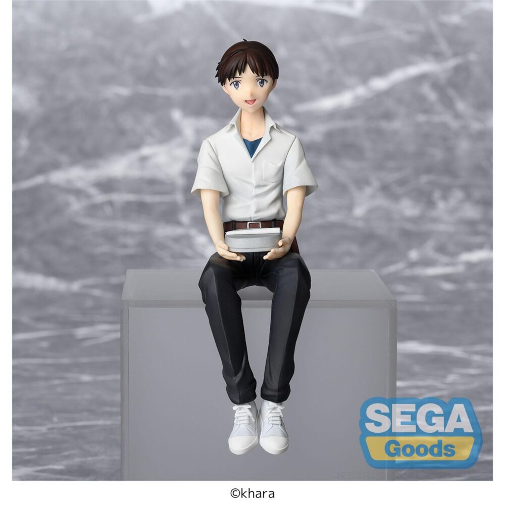 Shinji ikari evangelion new theatrical edition rebuild of evangelion pm perching. Sega suma a su colección pm perching esta figura de shinji ikari, basada en el protagonista de la tetralogía cinematográfica anime "rebuild of evangelion".   mide unos 14 cm de alto y está diseñada para colocarla sentada sobre una repisa o estantería. Fabricada en pvc, presenta una pose introspectiva que captura la esencia del personaje.