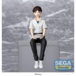 SHINJI IKARI EVANGELION NEW THEATRICAL EDITION REBUILD OF EVANGELION PM PERCHING. Sega suma a su colección PM Perching esta figura de Shinji Ikari, basada en el protagonista de la tetralogía cinematográfica anime "Rebuild of Evangelion".  Mide unos 14 cm de alto y está diseñada para colocarla sentada sobre una repisa o estantería. Fabricada en PVC, presenta una pose introspectiva que captura la esencia del personaje.