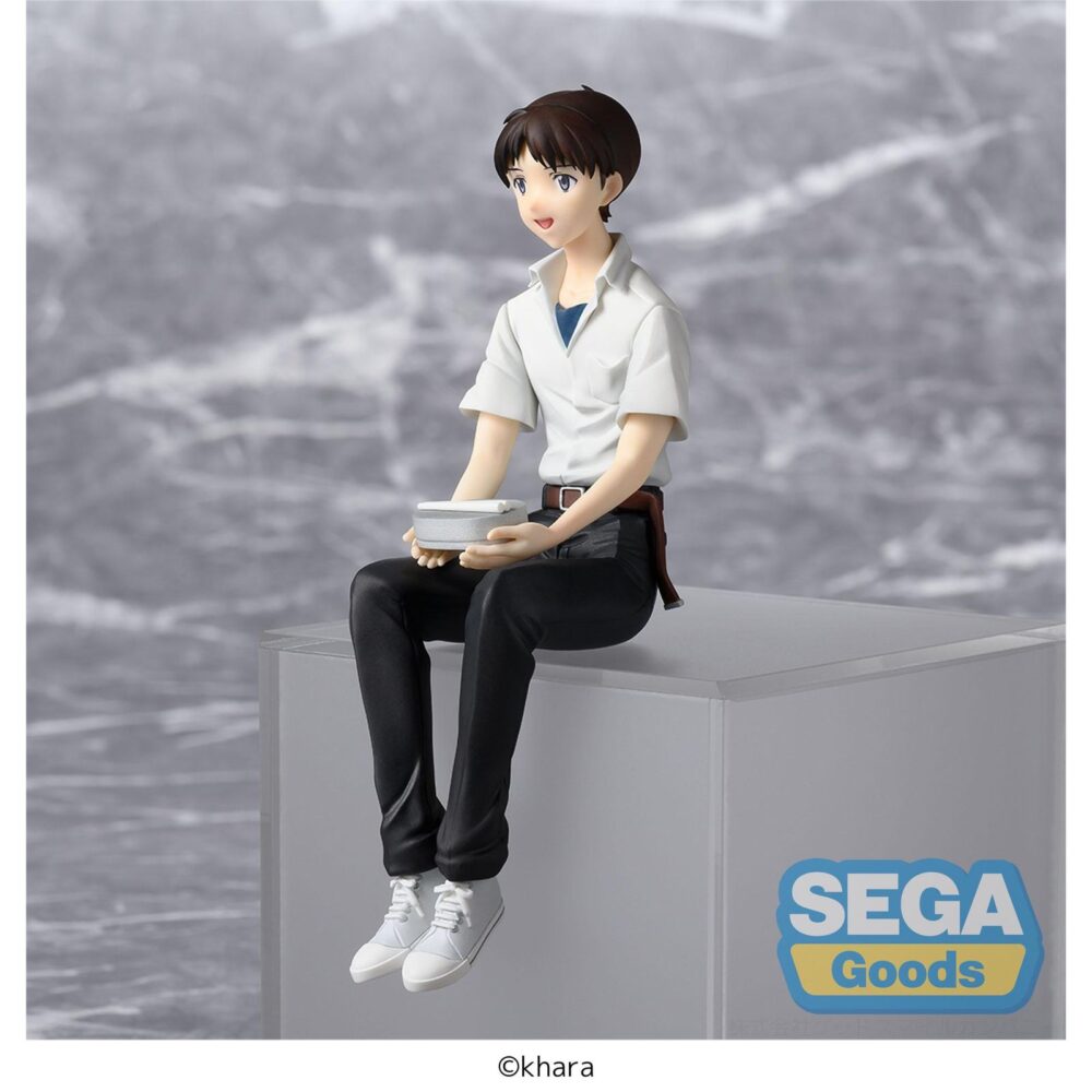 Shinji ikari evangelion new theatrical edition rebuild of evangelion pm perching. Sega suma a su colección pm perching esta figura de shinji ikari, basada en el protagonista de la tetralogía cinematográfica anime "rebuild of evangelion".   mide unos 14 cm de alto y está diseñada para colocarla sentada sobre una repisa o estantería. Fabricada en pvc, presenta una pose introspectiva que captura la esencia del personaje.