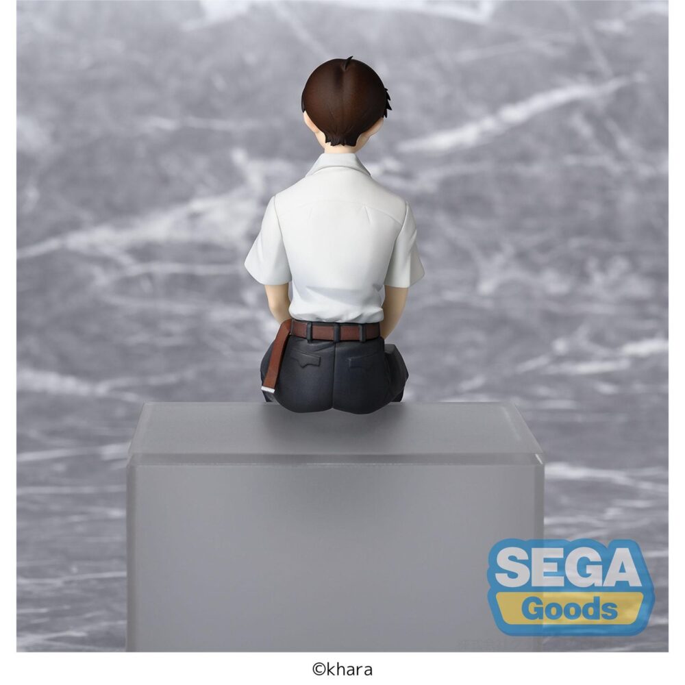 Shinji ikari evangelion new theatrical edition rebuild of evangelion pm perching. Sega suma a su colección pm perching esta figura de shinji ikari, basada en el protagonista de la tetralogía cinematográfica anime "rebuild of evangelion".   mide unos 14 cm de alto y está diseñada para colocarla sentada sobre una repisa o estantería. Fabricada en pvc, presenta una pose introspectiva que captura la esencia del personaje.